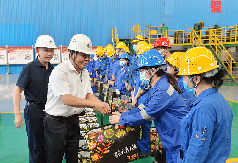 2021.08.23省有色冶金工會為衡鋼高溫一線職工送清涼（liáng） (2).JPG